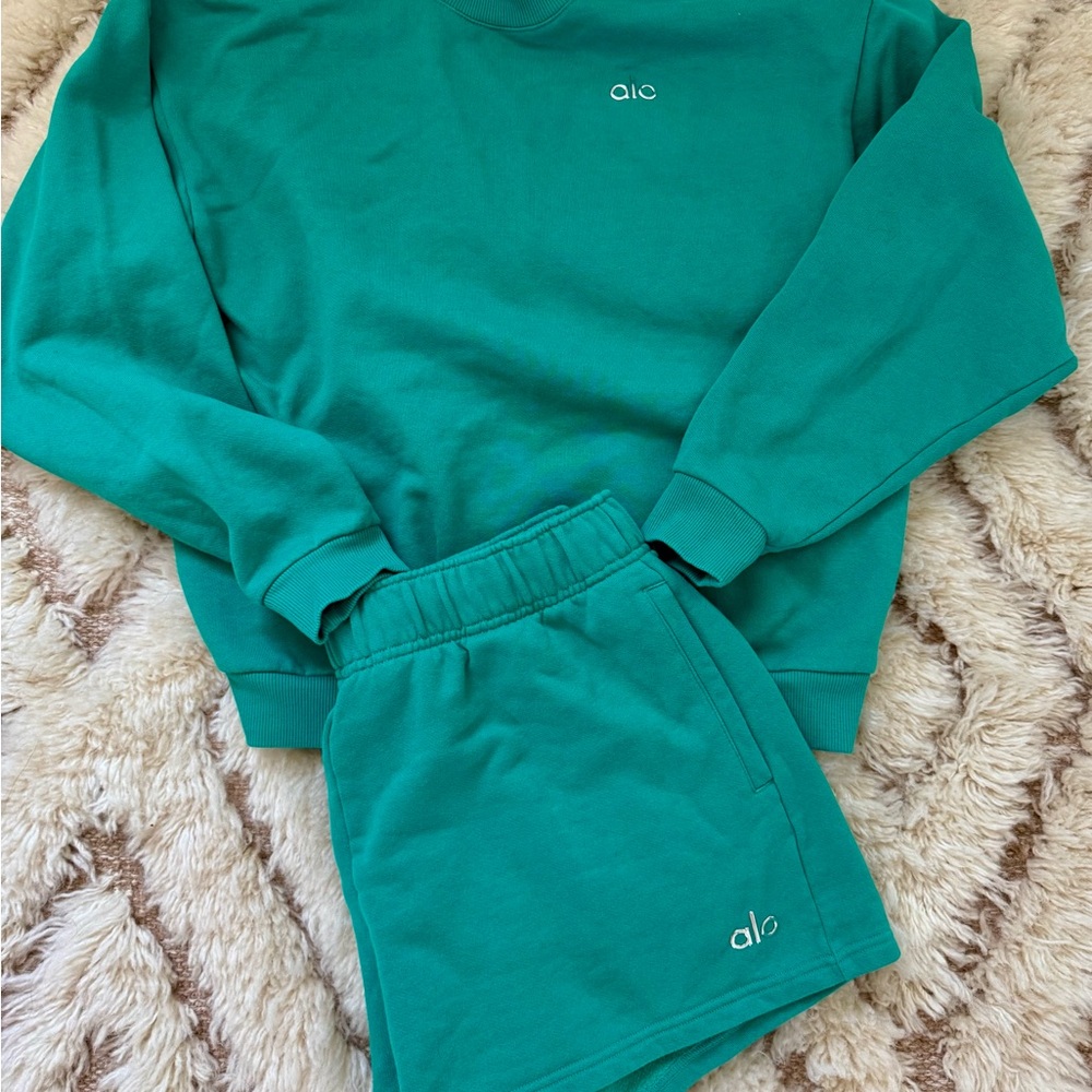Alo Accolade Matching Set Bundle- crew and shorts Spruce Green Small Med